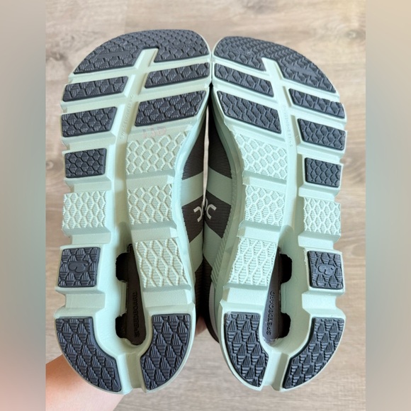 On Running Sneakers in Gray and Light Green main image 5